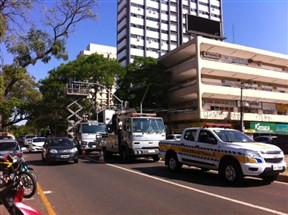 Secretaria de Trânsito de Maringá está instalando sinaleiros em duas faixas para pedestres na Avenida Brasil, no centro da cidade